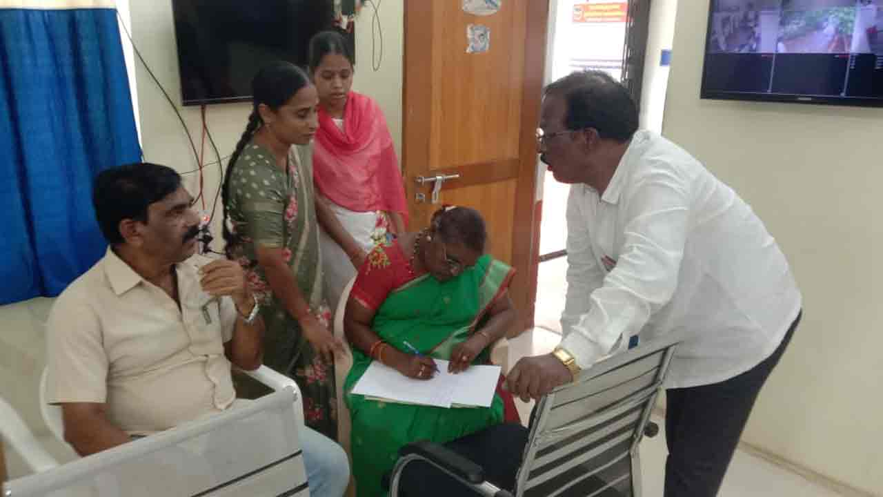 Mahabubnagar | పాలమూరు మార్కెట్ కార్యదర్శిపై కాంగ్రెస్ నేతల దాడి..