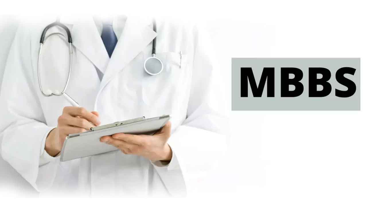 MBBS Admission Scam Busted | బయటపడిన ఎంబీబీఎస్‌ అడ్మిషన్ల స్కామ్‌.. నకిలీ   ఎన్నారై పత్రాలతో ప్రవేశాలు