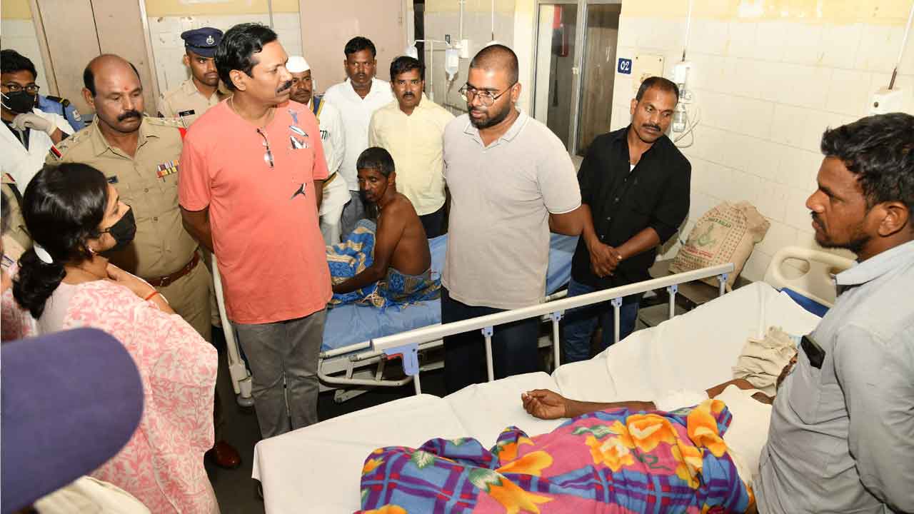 Leopard attack | చిరుత దాడిలో గాయపడిన వారిని పరామర్శించిన కలెక్టర్