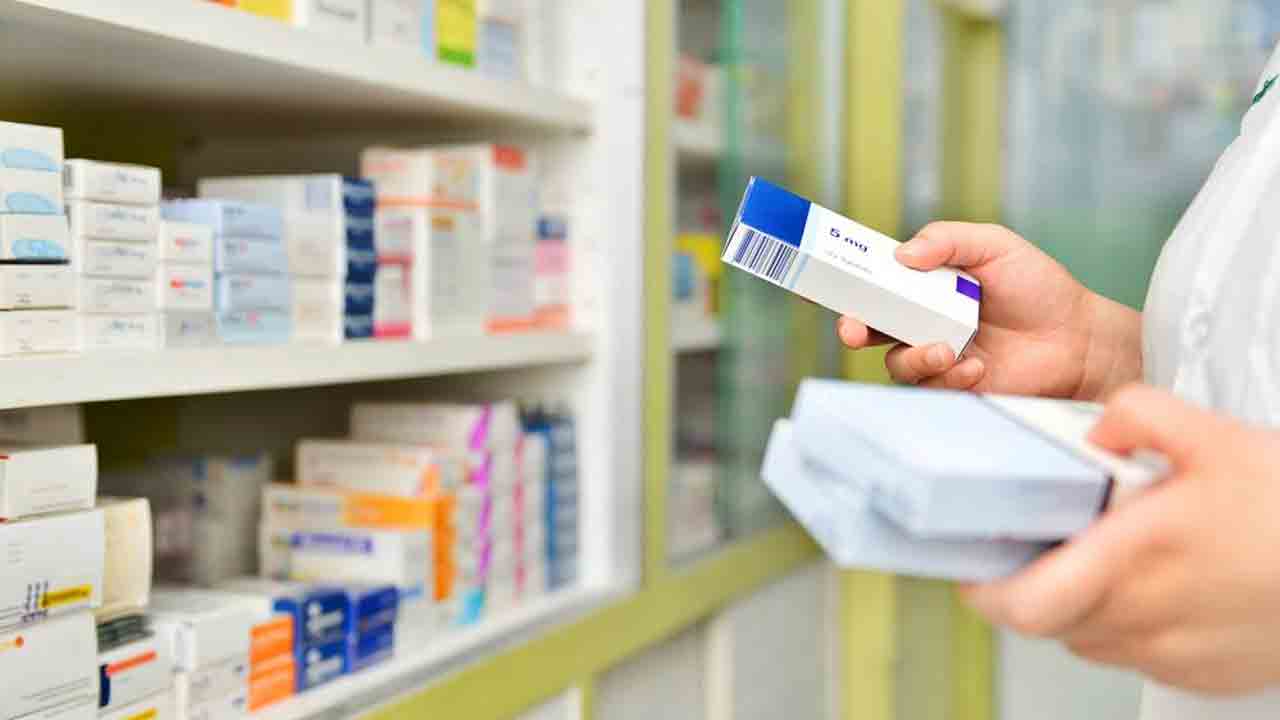 Medical Shop | మెడికల్ మాఫియా చేతివాటం.. లైసెన్స్ కావాలంటే లంచం పెట్టాల్సిందే..