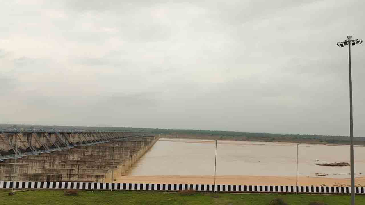 Medigadda | మేడిగడ్డకు పోటెత్తిన వరద.. ఇన్ ఫ్లో, అవుట్ ఫ్లో 71,900 క్యూసెక్కులు