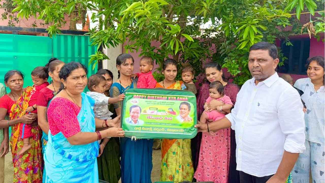 KCR kits | కేసీఆర్ కిట్లను పంపిణీ చేసిన మాజీ సర్పంచ్ మీనాక్షి గాడ్గే