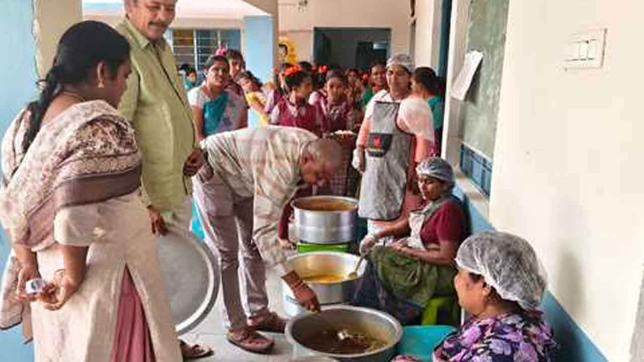 Tehsildar Jawaharlal | విద్యార్థులకు మెనూ ప్రకారం ఆహారాన్ని అందించాలి : తహసీల్దార్ జవహర్‌లాల్‌