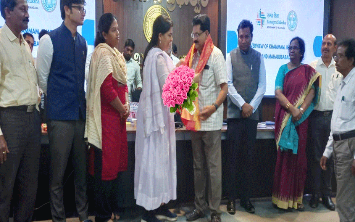 Kodada : కోదాడ ఎంఈఓకు ప్రిన్సిపల్ సెక్రటరీ యోగితా రాణా సన్మానం