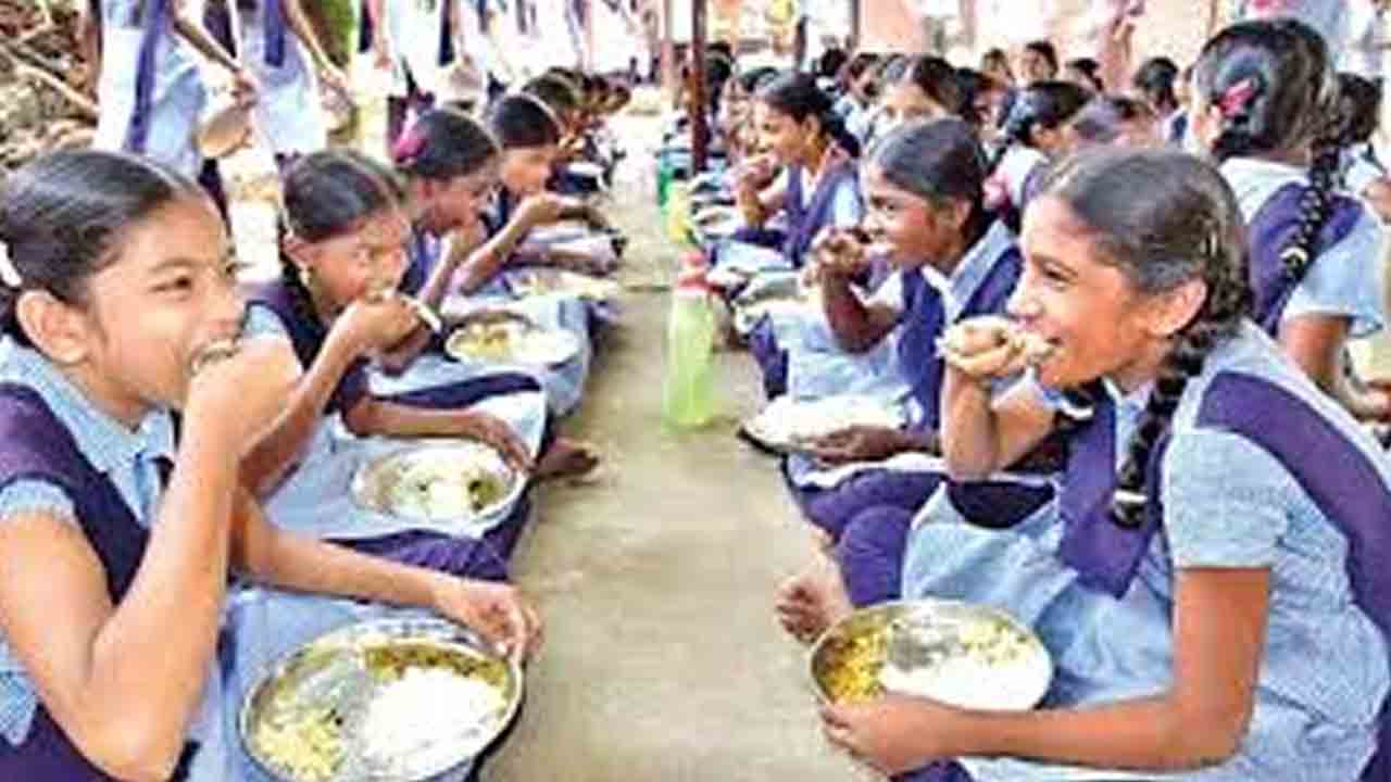 మధ్యాహ్న భోజన పథకం నిర్వహించేది ఎలా?