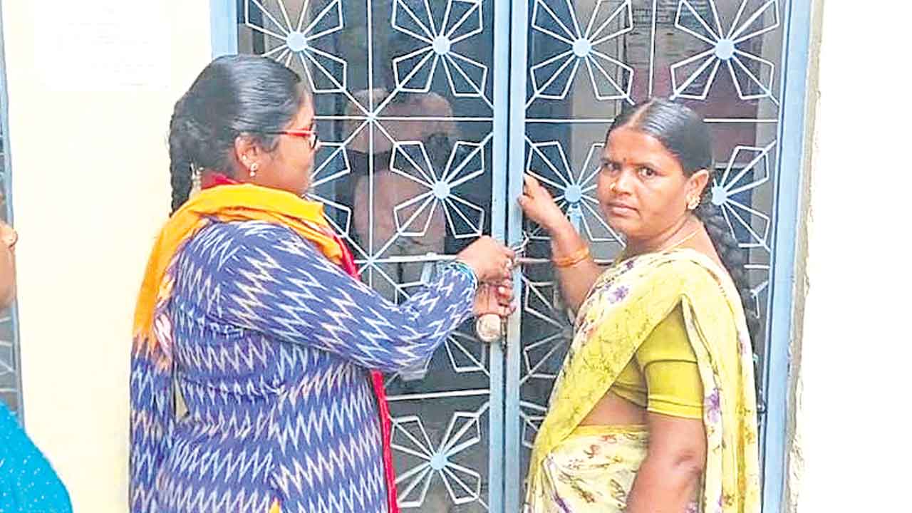 అందని బిల్లులు అప్పుల్లో కార్మికులు