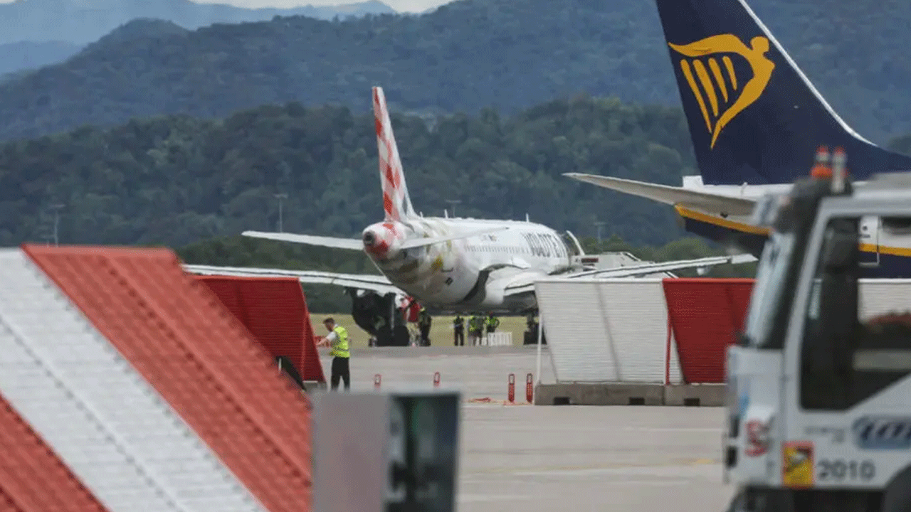 Milan Airport: విమానం ఇంజిన్ లాగేయ‌డంతో.. మిలాన్ ఎయిర్‌పోర్టులో వ్య‌క్తి మృతి