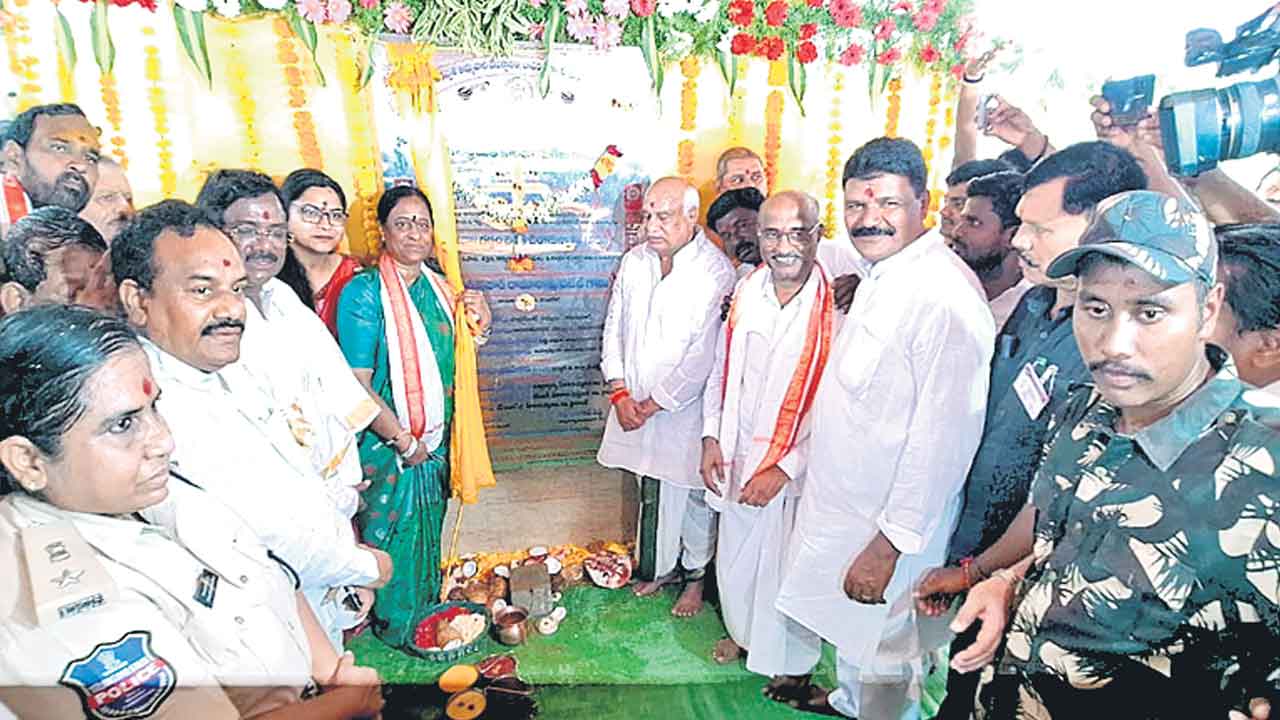 మాస్టర్‌ ప్లాన్‌ అమలుపై నిరుత్సాహం.. బీఆర్‌ఎస్‌ హయాంలో మంజూరైన భవనాలను ప్రారంభించిన మంత్రులు