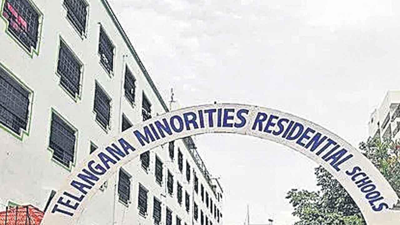 మైనార్టీ గురుకులంలో ‘ప్రైవేట్‌ ’ పెత్తనం.. విజిలెన్స్‌ పేరిట రిటైర్డ్‌ ఉద్యోగులకు కొలువులు