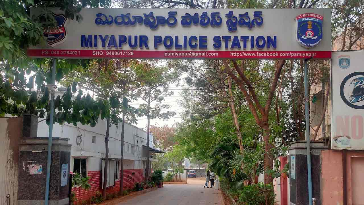 Hyderabad | బస్సులో సిగరెట్ తాగొద్దన్నందుకు డ్రైవర్, క్లీనర్పై దాడి