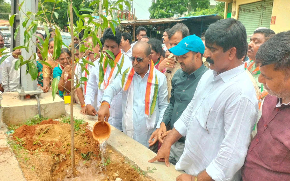 Yellandu : పారిశుధ్య సిబ్బందికి ఎమ్మెల్యే కోరం కనకయ్య కిట్ల పంపిణీ
