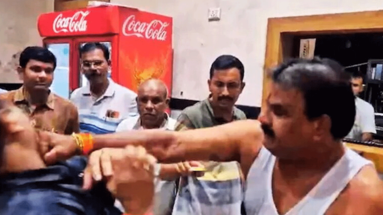 MLA Sanjay Gaikwad: క్యాంటీన్ ఆప‌రేట‌ర్‌ను కొట్టిన శివ‌సేన ఎమ్మెల్యే… వీడియో