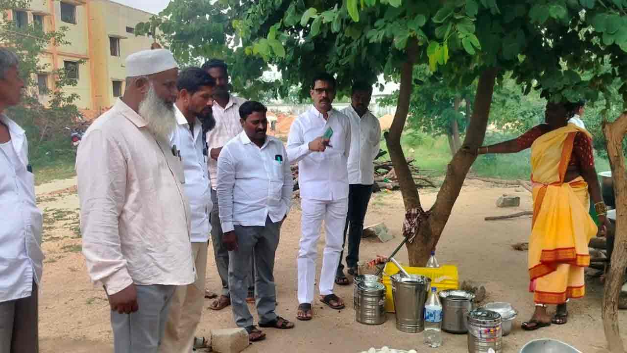 మోడల్ స్కూల్‌లో వసతులను పరిశీలించిన బీఆర్ఎస్ నాయకులు