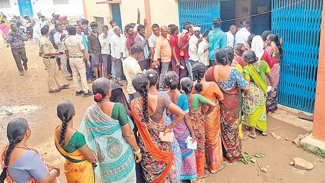 బస్తా యూరియా 400.. కొరతను సొమ్ము చేసుకుంటున్న వ్యాపారులు