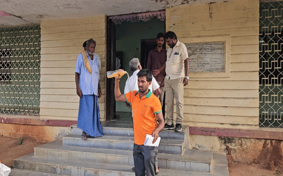 Motkur : తాసీల్దార్‌ కార్యాలయం ఎదుట రైతుల ఆత్మహత్యాయత్నం