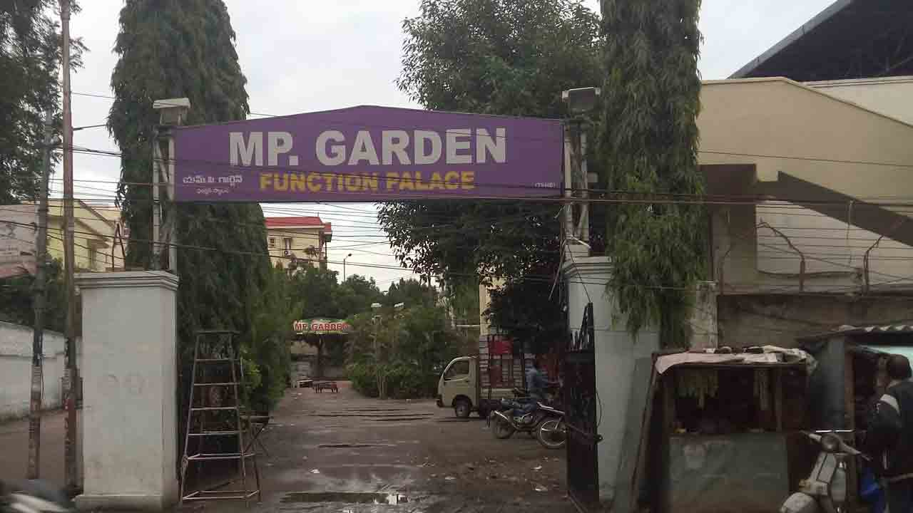 Mehdipatnam | ఫంక్షన్ హాల్ను సీజ్చేయడానికి వెళ్లి.. తోపులాటలో హౌసింగ్ బోర్డు ఉద్యోగి మృతి