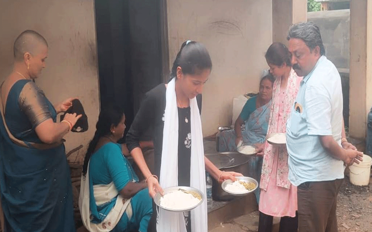 Karepalli : కోమట్లగూడెం హైస్కూల్లో మధ్యాహ్న భోజనం తనిఖీ