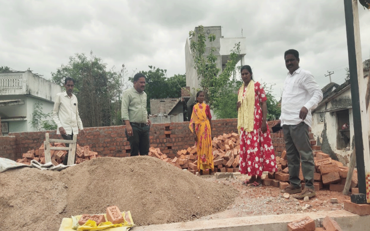 Nalgonda Rural : ఇందిరమ్మ ఇండ్ల లబ్ధిదారులు నిబంధనలు పాటించాలి : ఎంపీడీఓ యాకూబ్ నాయక్