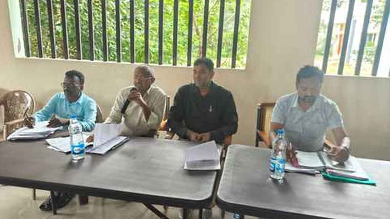 Seasonal diseases | సీజనల్ వ్యాధులు ప్రబలకుండా చర్యలు చేపట్టాలి : ఎంపీడీవో శ్రీనివాస్