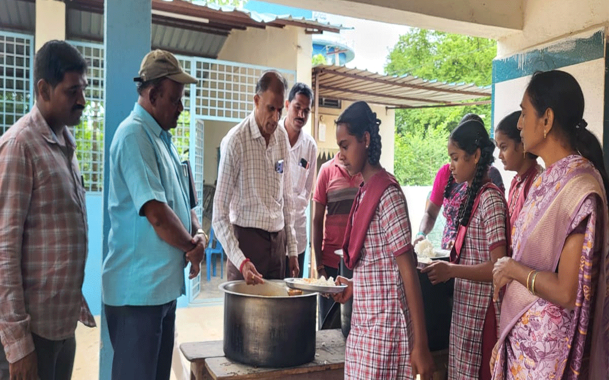 Gandeed : మెనూ ప్ర‌కారం విద్యార్థుల‌కు భోజ‌నం అందించాలి : తాసీల్దార్ మ‌ల్లికార్జున‌రావు