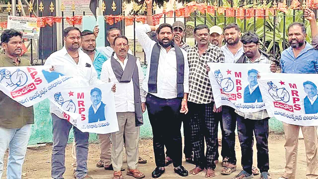 మేయర్‌పై అట్రాసిటీ కేసు నమోదు చేయాలి