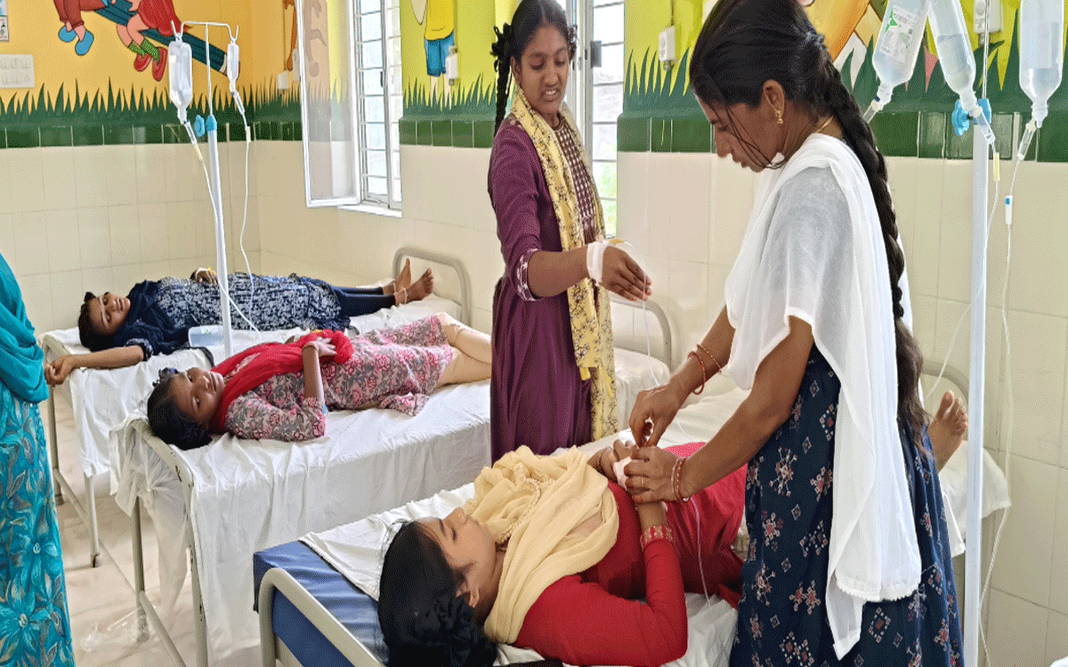 Devarakonda Rural : ముదిగొండ గిరిజన బాలికల ఆశ్రమ పాఠశాలలో ఫుడ్ పాయిజన్.. 13 మందికి అస్వ‌స్థ‌త‌