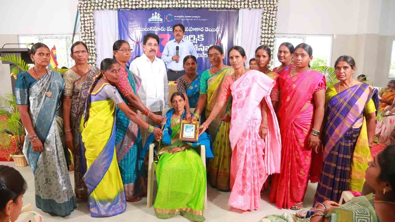 ముల్కనూరు మహిళా సహకార డెయిరీ సభ్యులు ఆర్థిక ప్రగతి సాధించాలి