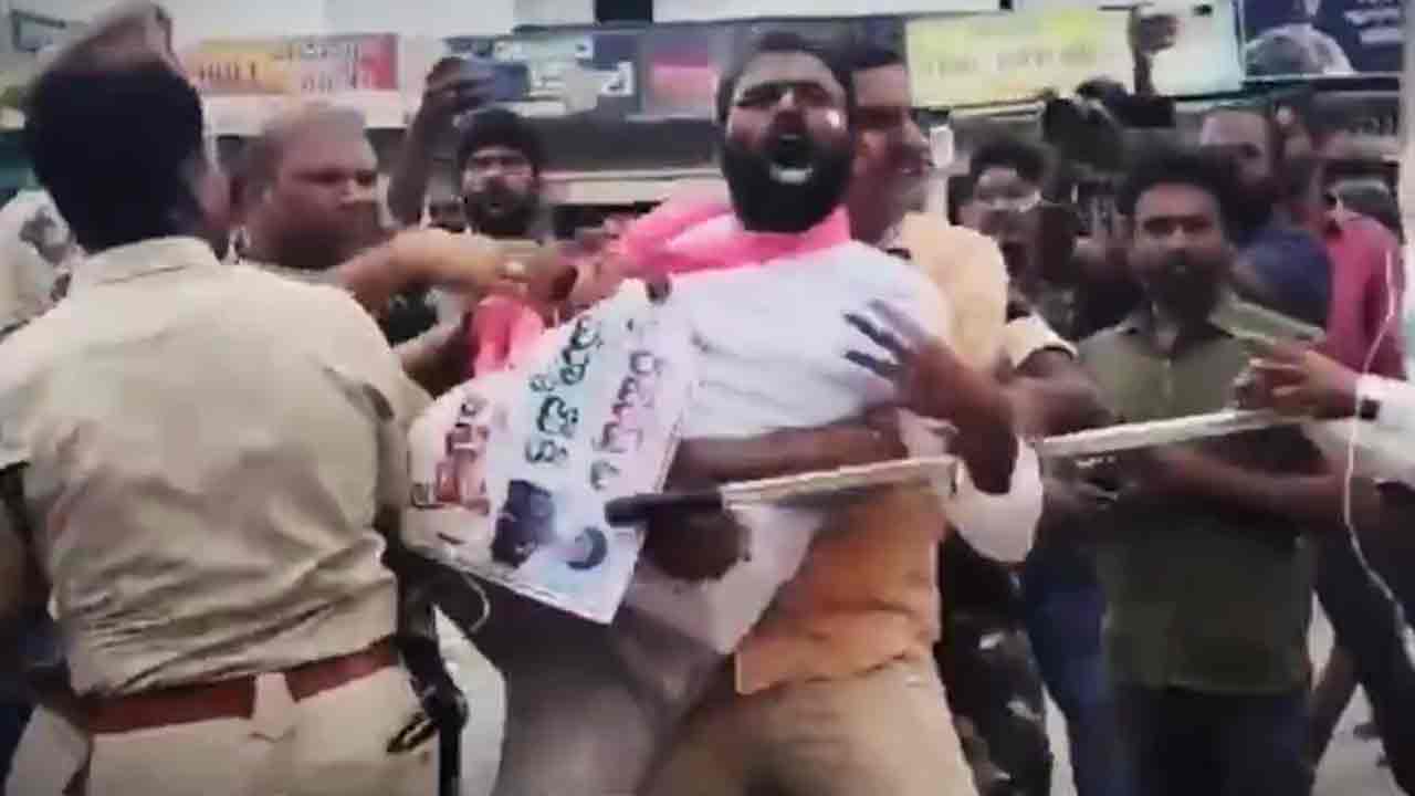 ములుగులో ఉద్రిక్తత.. బీఆర్ఎస్ శాంతియుత నిరసనను అడ్డుకున్న పోలీసులు