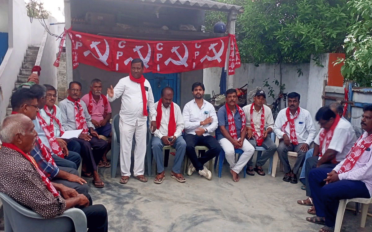 Ramavaram : ప్రజా సమస్యల పరిష్కారంలో ముందుండి పనిచేయాలి : మునిగడప వెంకటేశ్వర్లు