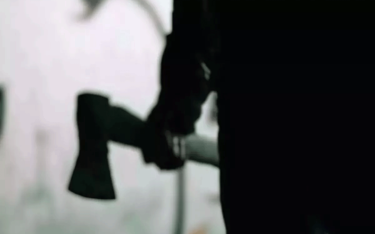 Mothe : తండ్రిని గొడ్డలితో న‌రికి చంపిన కొడుకు