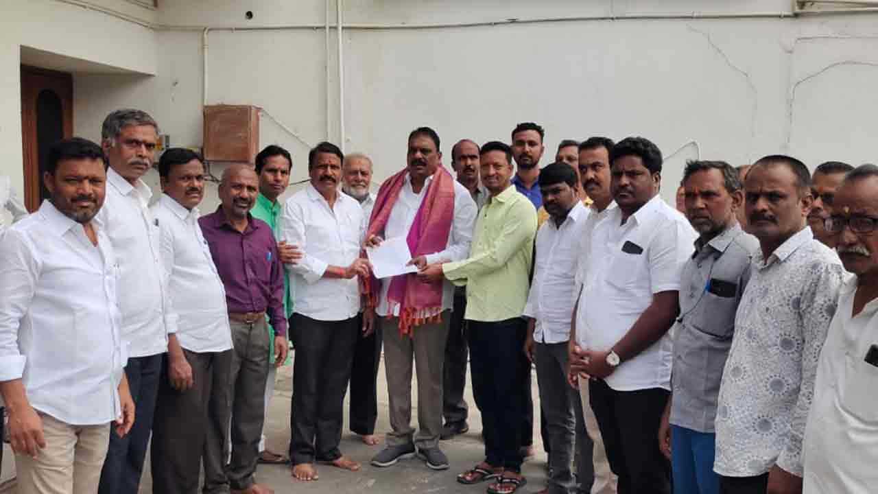 డ్రైనేజీ, రోడ్ల సమస్యలు పరిష్కరించాలని ఎమ్మెల్యేకు వినతి