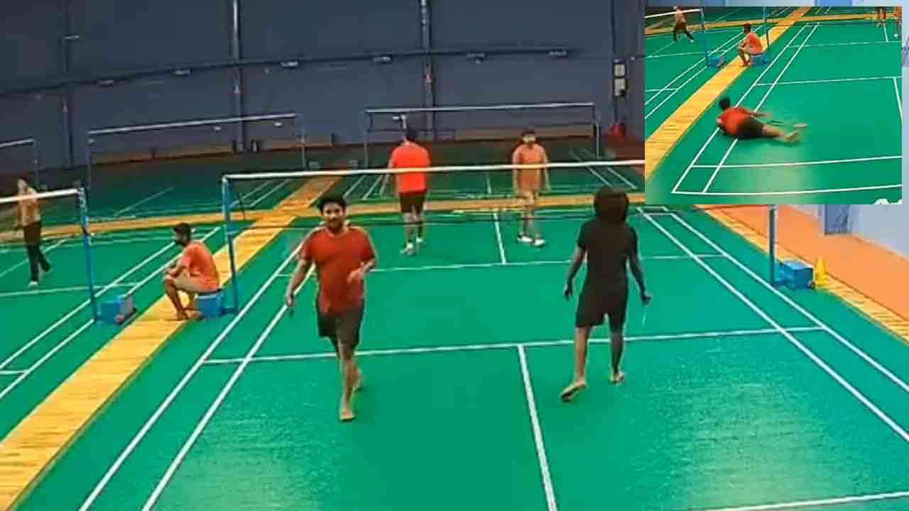 Heart Attack | షటిల్‌ ఆడుతూ గుండెపోటుతో కుప్పకూలిన 25 ఏండ్ల యువకుడు.. వీడియో