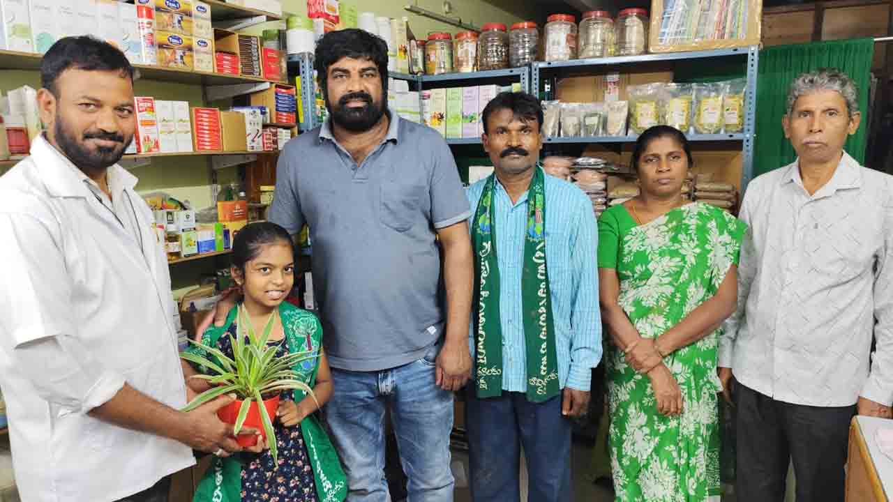 Kothagudem | ‘డాక్టర్స్ డే’ సందర్భంగా మొక్కలు అందజేసి శుభాకాంక్షలు