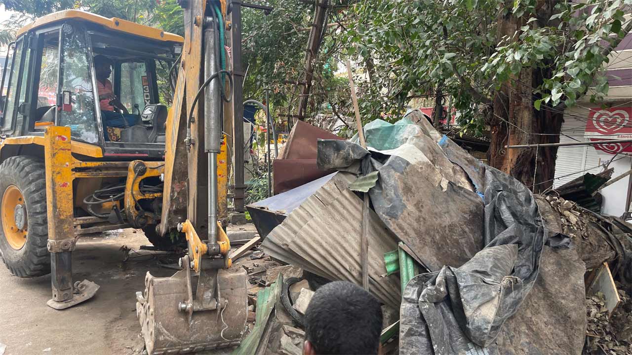 Namasthe Telangana Effect | ఎట్టకేలకు స్పందించిన రెవెన్యూశాఖ.. నందినగర్‌ గ్రౌండ్స్‌లో ఆక్రమణల కూల్చివేత