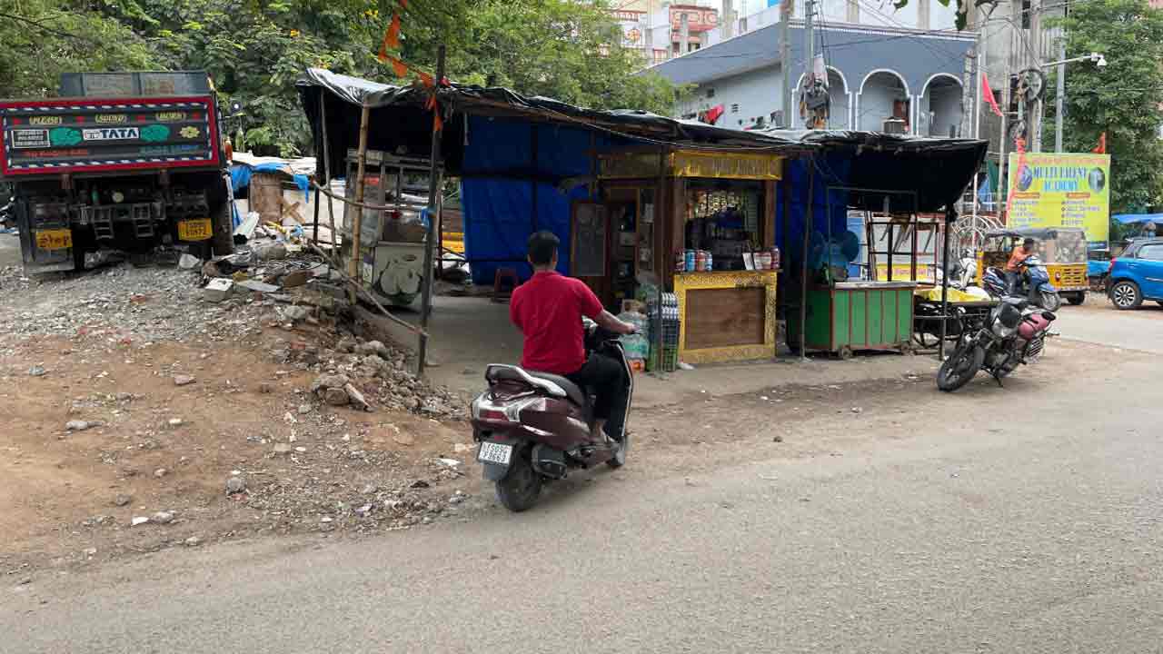 Hyderabad | నందినగర్‌ బస్‌స్టాప్‌లో పెరిగిపోయిన కబ్జాలు.. లక్షలాది రూపాయల అద్దెలు వసూలు