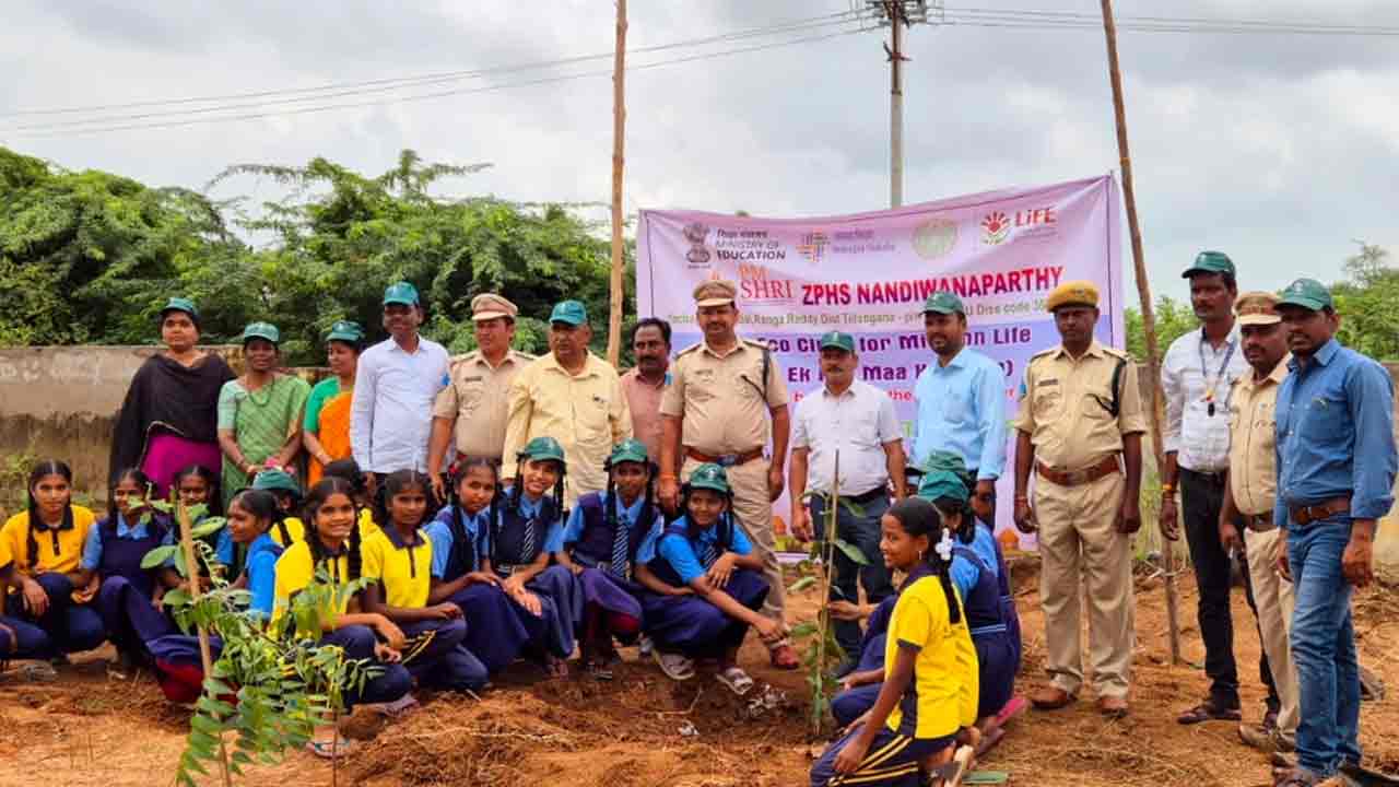 మొక్కలు నాటి సంరక్షించాలి : అటవీశాఖ రేంజ్ ఆఫీసర్
