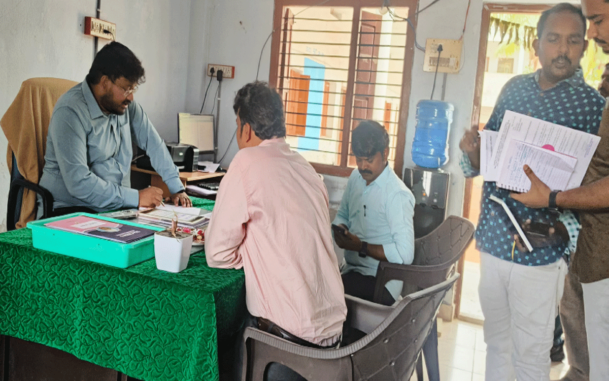 Nidamanoor : విద్యార్థుల‌కు వ‌స‌తుల క‌ల్ప‌న‌లో నిర్ల‌క్ష్యం వ‌హిస్తే చ‌ర్య‌లు : స‌బ్ క‌లెక్ట‌ర్ నారాయ‌ణ్ అమిత్‌