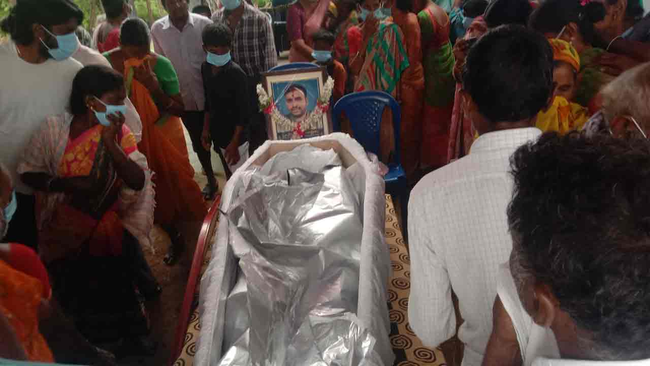 కేటీఆర్ సాయంతో లండన్ నుంచి స్వగ్రామానికి చేరిన నవీన్ మృతదేహం