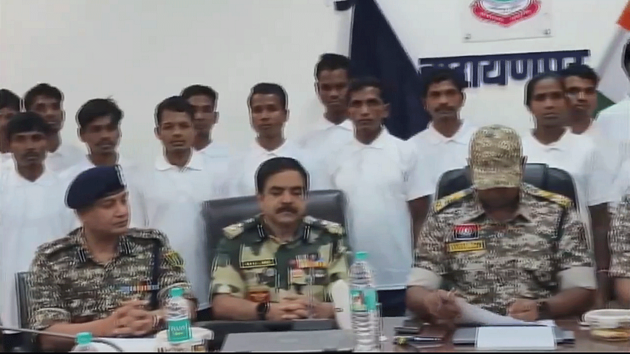 Naxals Surrender: చ‌త్తీస్‌ఘ‌డ్‌లో లొంగిపోయిన 23 మంది న‌క్స‌లైట్లు