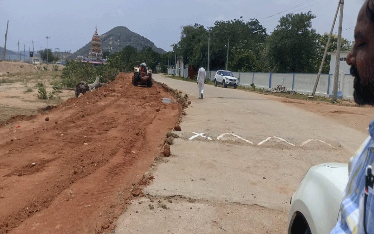 Neredugommu : సెంట్రల్ లైటింగ్‌కు చక చక ఏర్పాట్లు