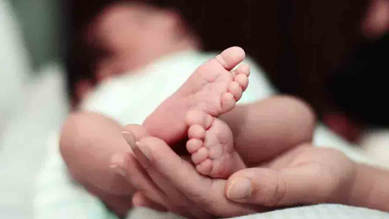 Newborn | పెండ్లి కాకుండా తల్లయిన యువతి.. 50 వేలకు నవజాత శిశువును అమ్మేసింది