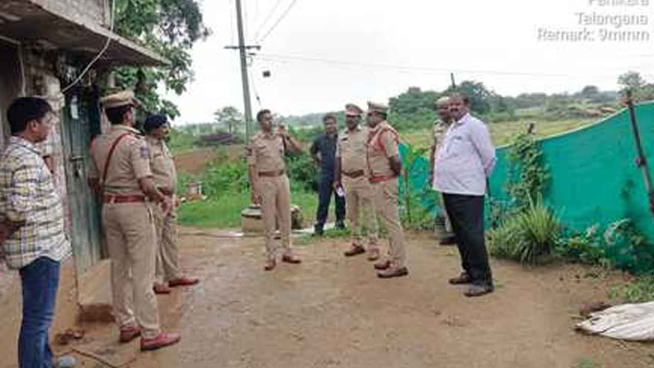 Nekkonda | మహిళ మెడపై కత్తి పెట్టి బంగారు నగలు దోచుకెళ్లిన దుండగులు