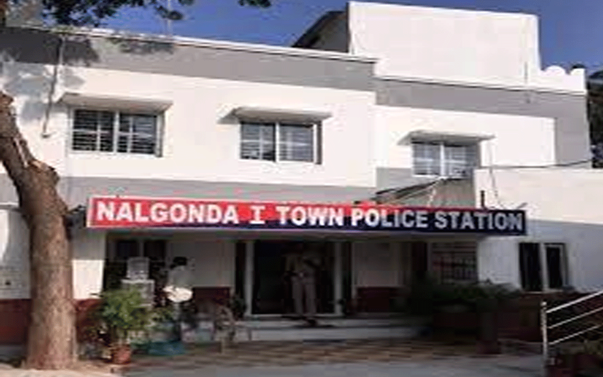 Nalgonda : నల్లగొండ వన్ టౌన్ పోలీస్ స్టేషన్ ఎదుట వ్యక్తి ఆత్మహత్యాయత్నం