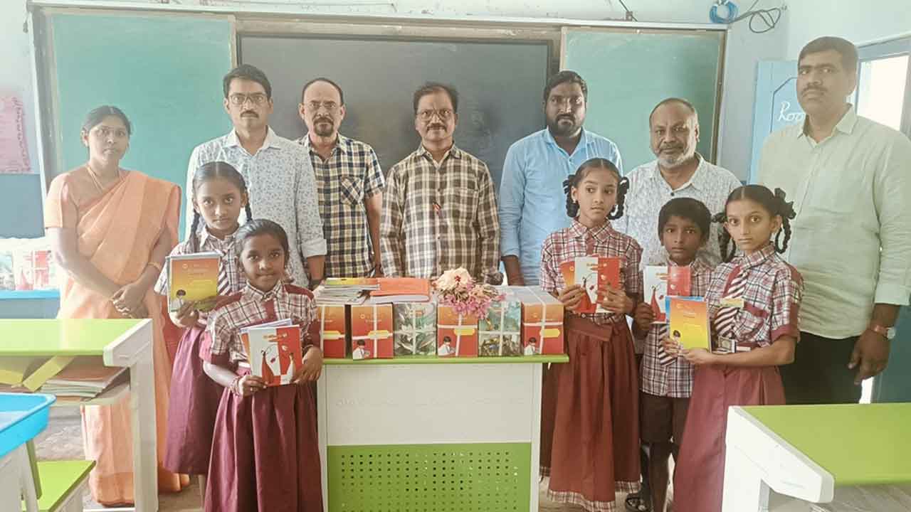 Nirmala note books | మనుగొండ పాఠశాలకు 1200 వందల నోట్‌బుక్స్‌ అందజేసిన అల్లం బాలిరెడ్డి