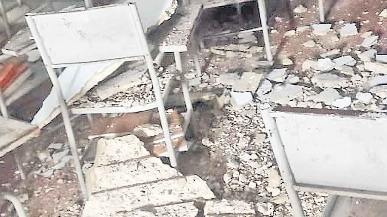 ఎంజీఎంలో ఊడిన పైకప్పు పెచ్చులు.. నర్సింగ్‌ స్కూల్‌లో తప్పిన పెనుప్రమాదం