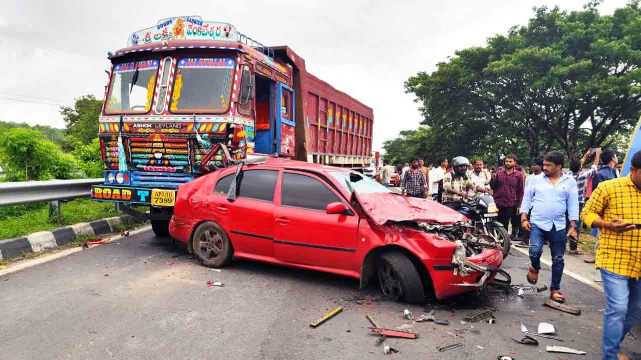Nizambad | అదుపుతప్పి కారును వెనకనుంచి ఢీకొట్టిన లారీ.. పలువురికి స్వల్ప గాయాలు