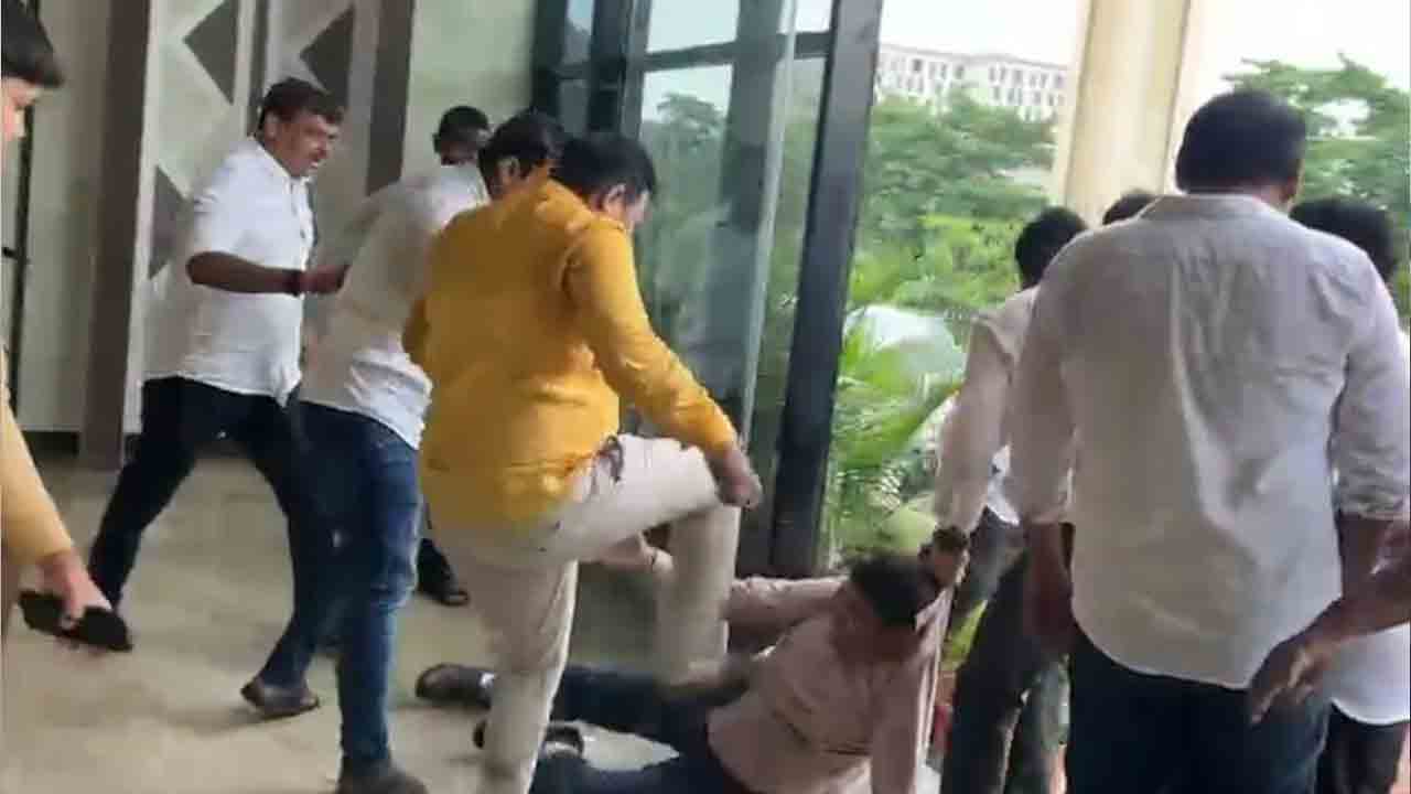 Bhubaneswar | కాలర్‌ పట్టి ఈడ్చుకెళ్లారు.. భువనేశ్వర్‌ మున్సిపల్‌ అధికారిపై బీజేపీ కార్పొరేటర్‌ దౌర్జన్యం