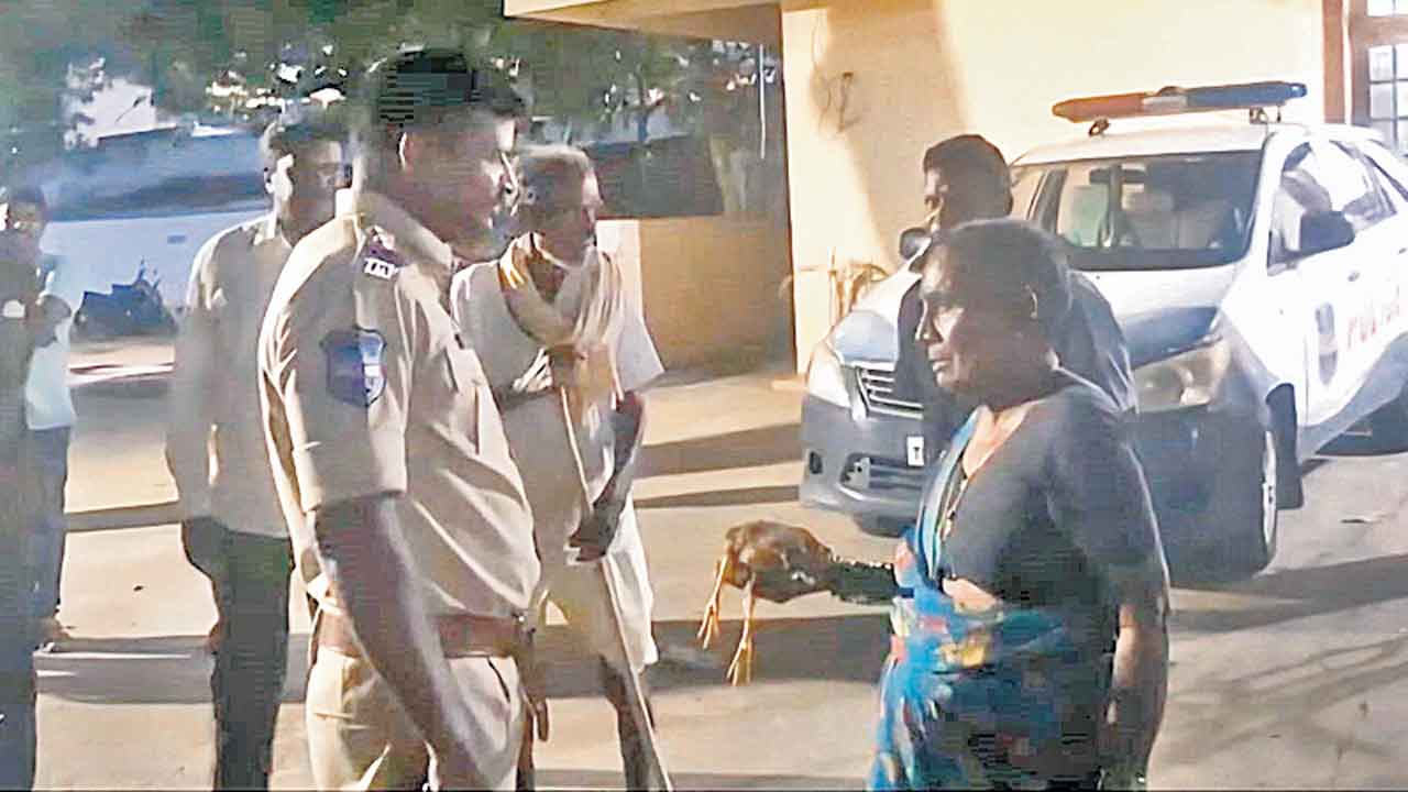 కోడి కాళ్లు విరగ్గొట్టారు.. వారికి శిక్ష పడాల్సిందే!.. పోలీస్టేషన్‌లో వృద్దురాలు పంచాయతి!!