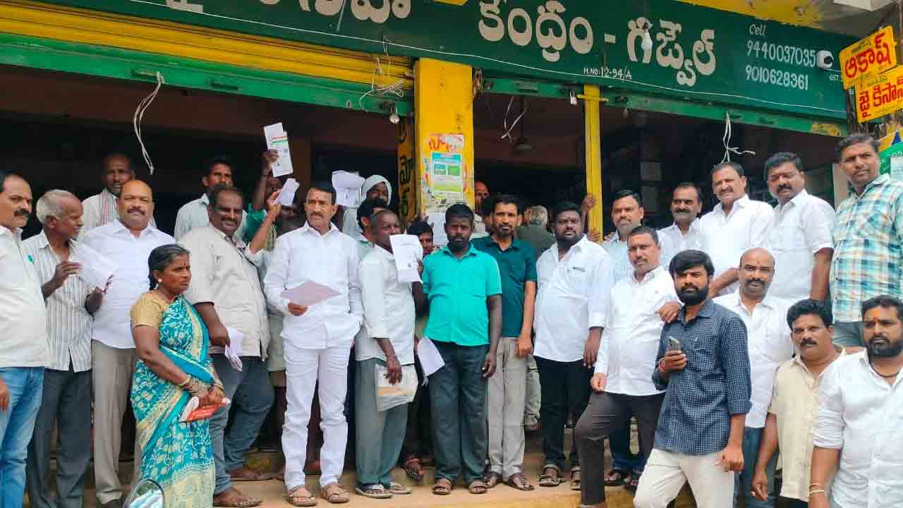 Vanteru Pratap Reddy | 16 మంది ఎంపీలు ఉన్నా యూరియా సంచి దిక్కులేదు: వంటేరు ప్రతాపరెడ్డి