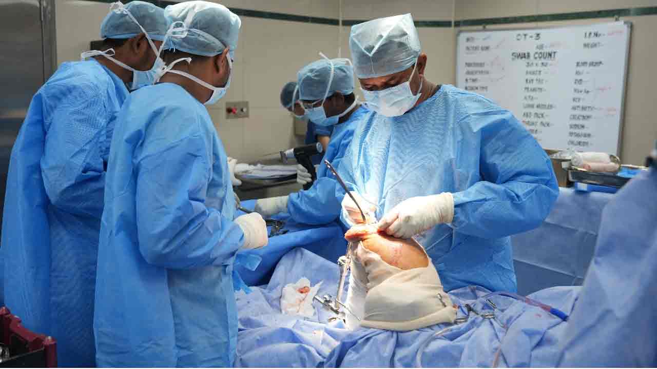 Care Hospital | రికార్డు సృష్టించిన ‘కీళ్ల వైద్యుడు’.. 8 గంట‌ల్లో 17 మందికి కీళ్ల మార్పిడులు